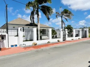 Villa a Walk to Eagle Beach!