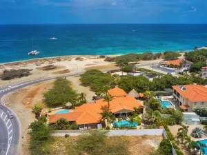 Villa Malmok Across from the Beach!
