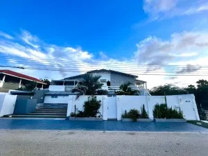 Seven Apartments a Walk to the Beach.