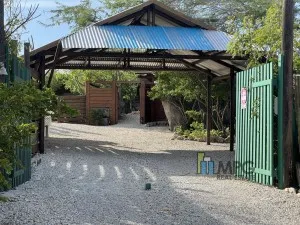 Cabin in Noord, Near the beach!
